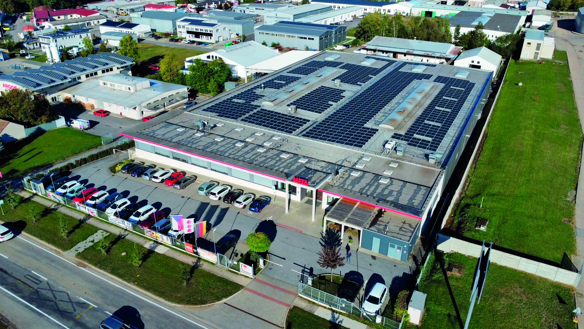 Nachhaltiger META Standort - Luftaufnahme zeigt Halle mit installierten Solarpanelen